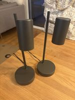 zwei verstellbare Nachttischlampen