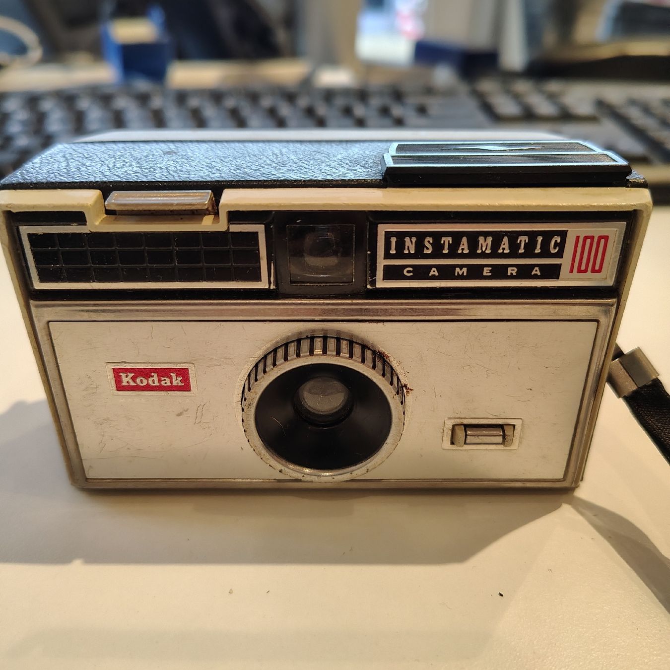 Kodak Fotocamera: 1963 Kodak Instamatic 100 Vintage Camera – Difettoso da maroggia venduto da tondo_Music