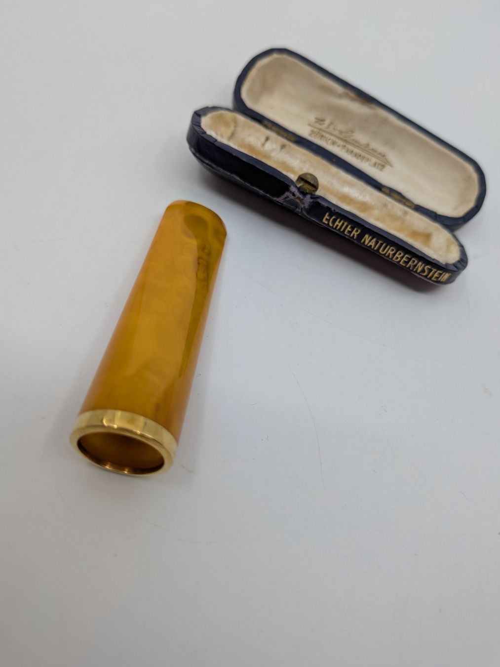 Pipe & Accessori: Antike Zigarettenspitze Bernstein mit 18 Karat Gold Ring – Usato da Emmen venduto da Brockofsky 2