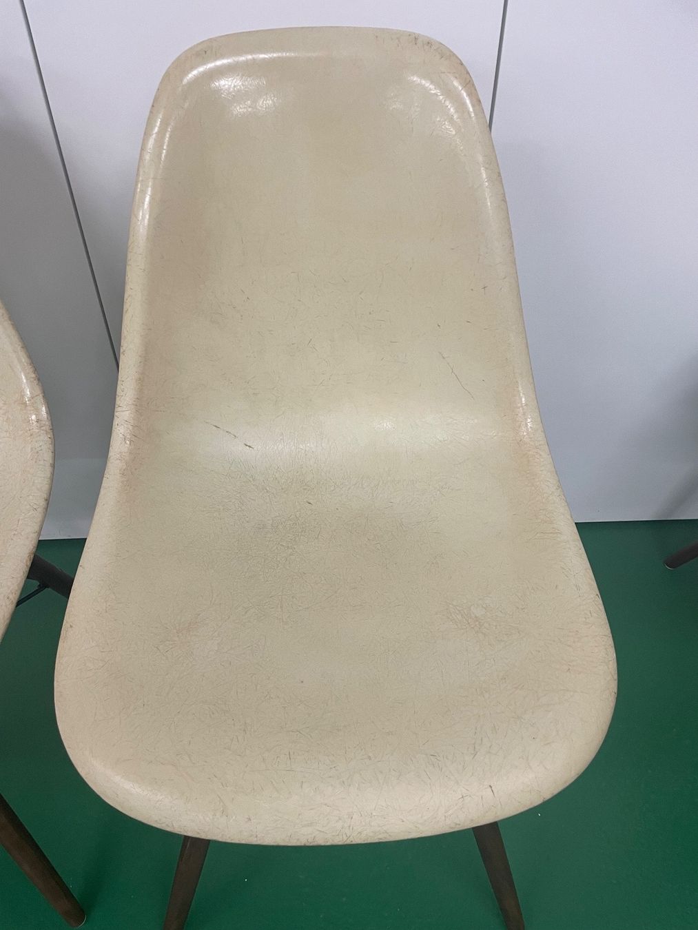 Eames Sedie: 2 Eames Side Chairs in parchment von 1957 – Usato da ipsach venduto da Latigo 2