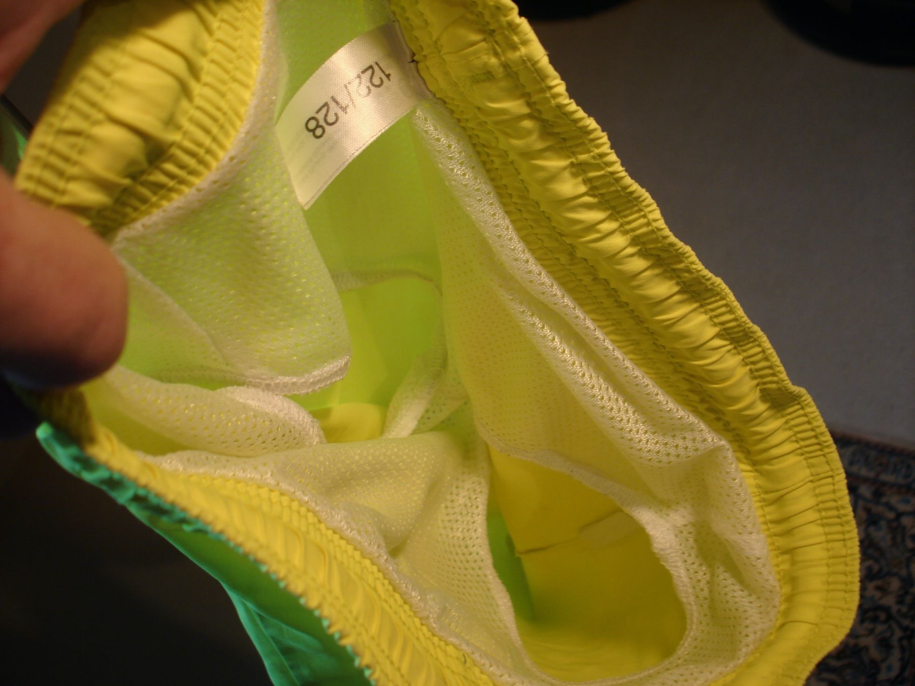 Costumi da bagno: Badeshorts knallgelb Gr. 122 mit Bindeband & Meshfutter – Usato da Boswil venduto da LuziaB01 4