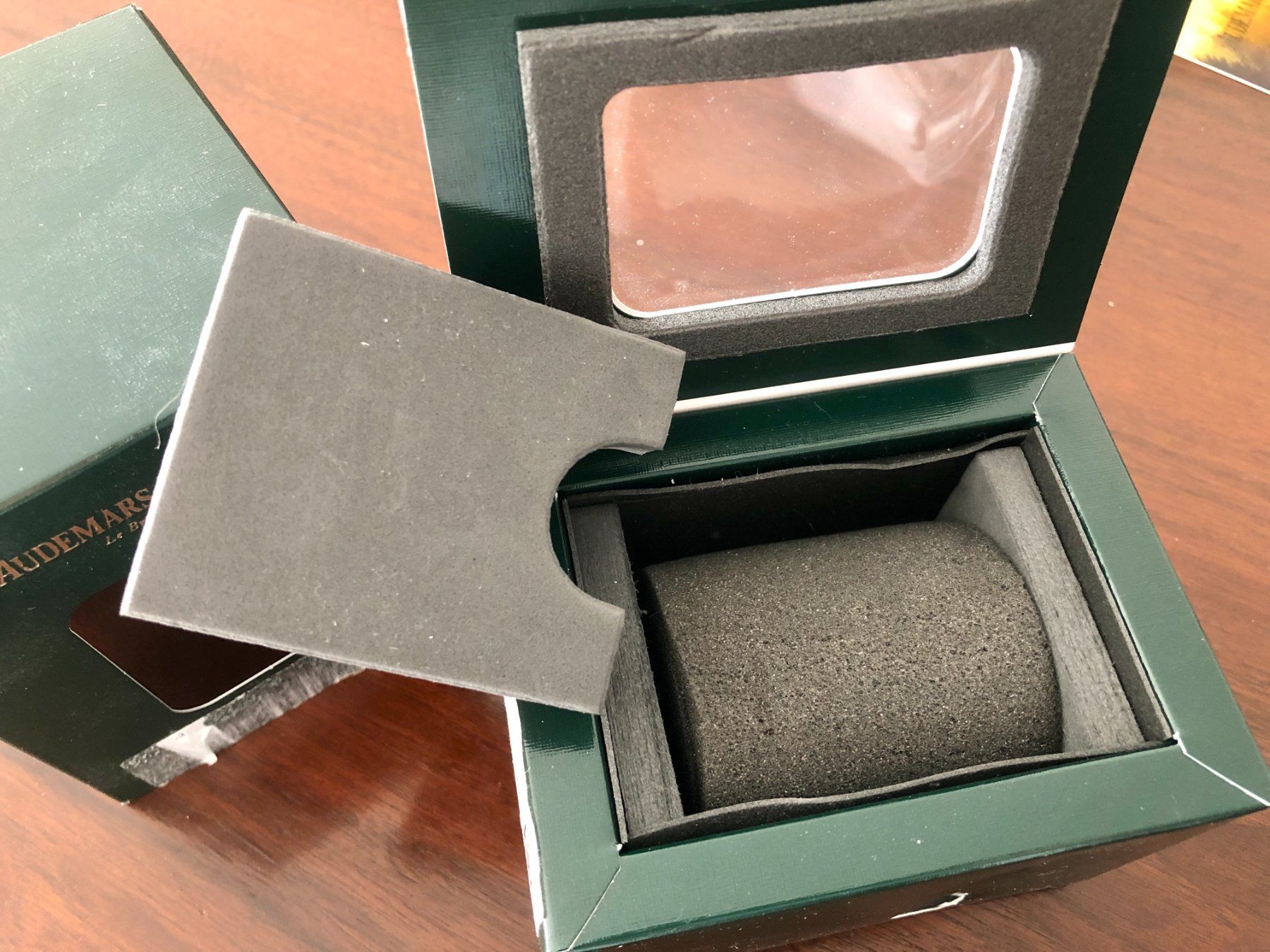 Audemars Piguet Uhren: AUDEMARS PIGUET green service box with grey foam interior – Gebraucht aus Mont-sur-Lausanne von vmi_ym5l