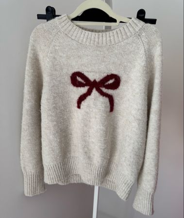 Cremefarbener Strickpullover mit Bordeaux-Schleife – Gr. S