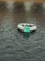 Ring with emerald and diamonds 52