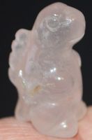 Deko – Heilsteine F-551 – Dino – Rosa Quarz – ca. 2 x 3 cm