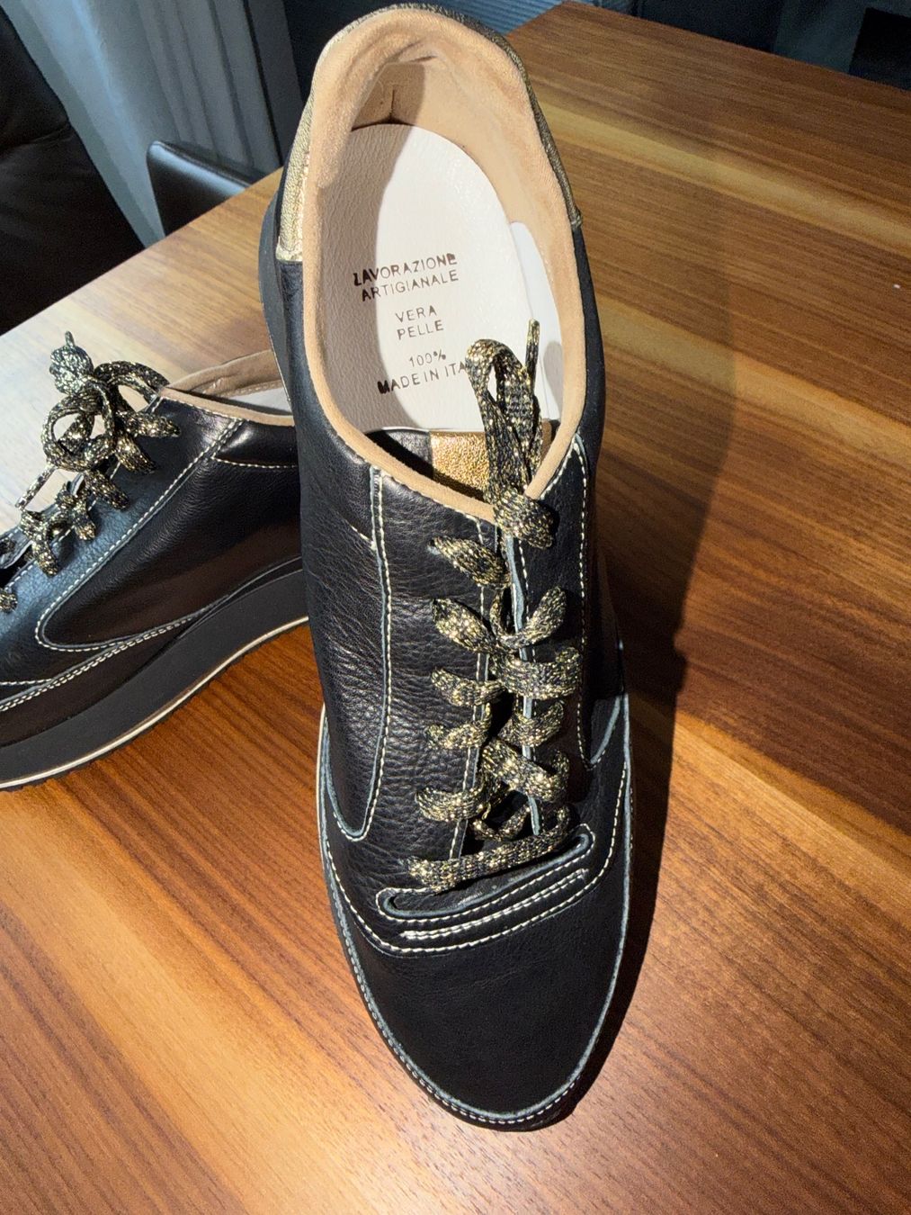 Damenschuhe: Leder Sneakers Ital. Modell 40 neu – Neu (gemäss Beschreibung) aus Dornach von samuti 1