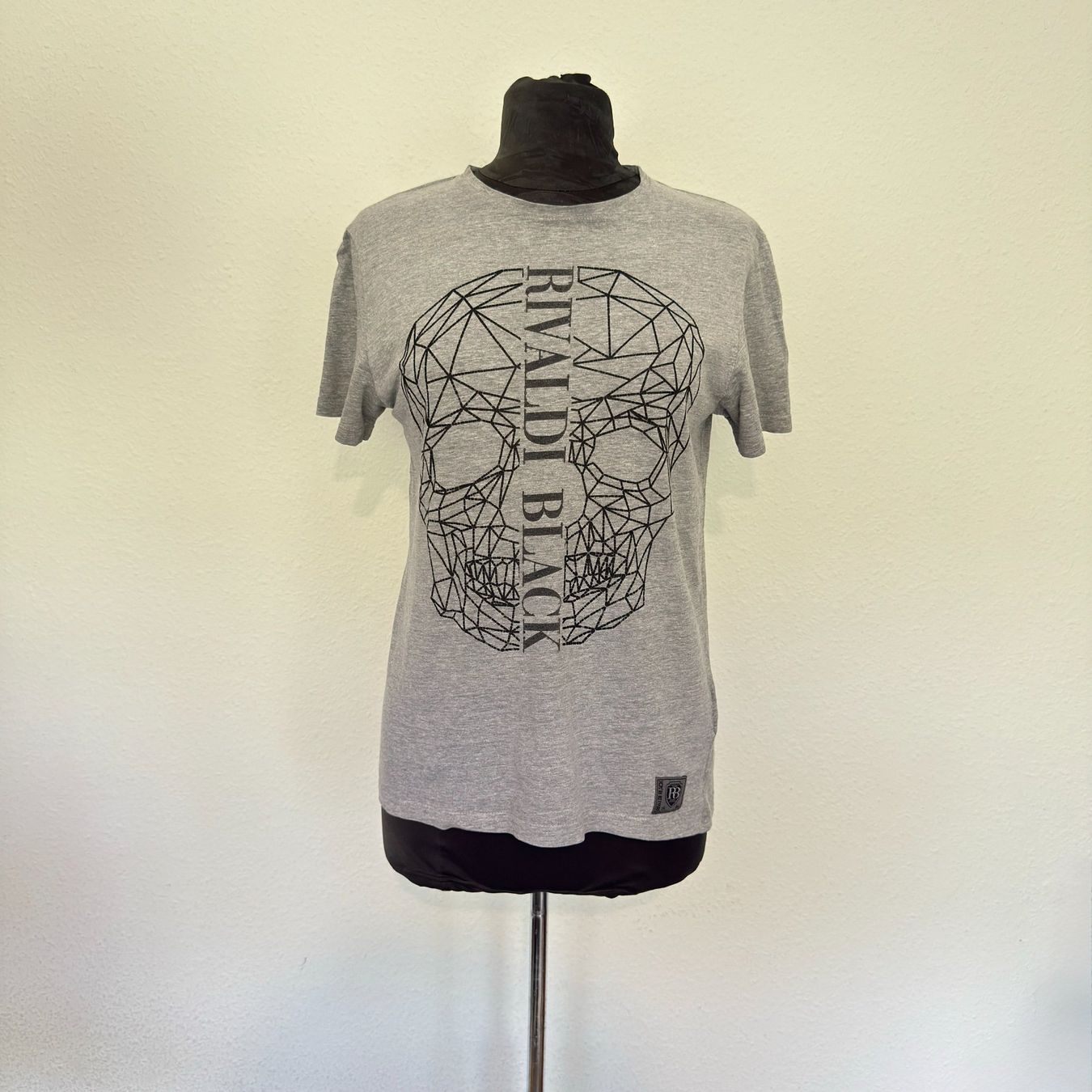 T-shirt: T-shirt crâne géométrique Rivaldi Black – Usato da Thônex venduto da Suisse.Shopping