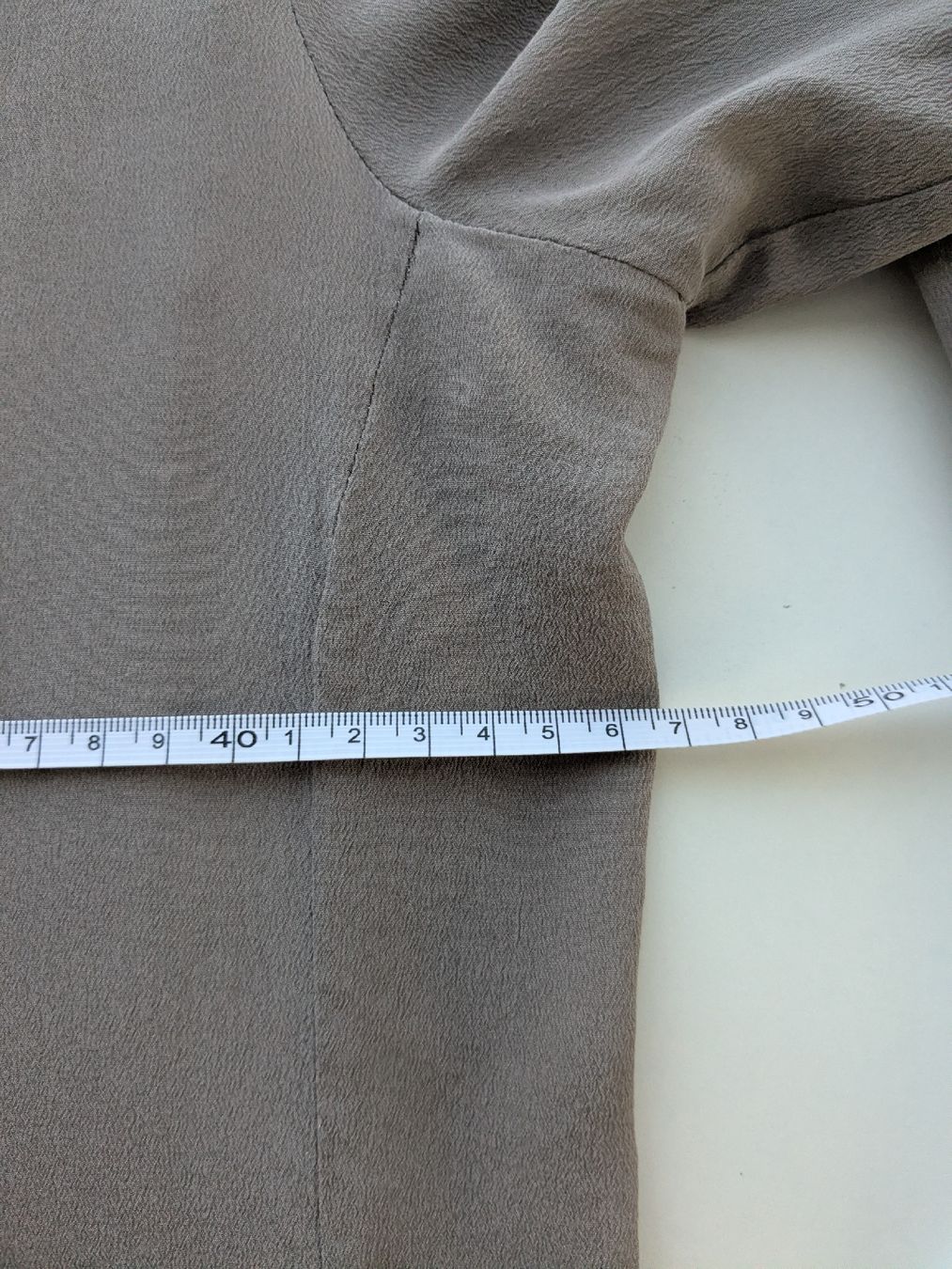 Riani Camicette: Bluse Riani Seide grau Damen Grösse S mit Perlenbesatz – Usato da Rorschach venduto da olg_5qq2 6