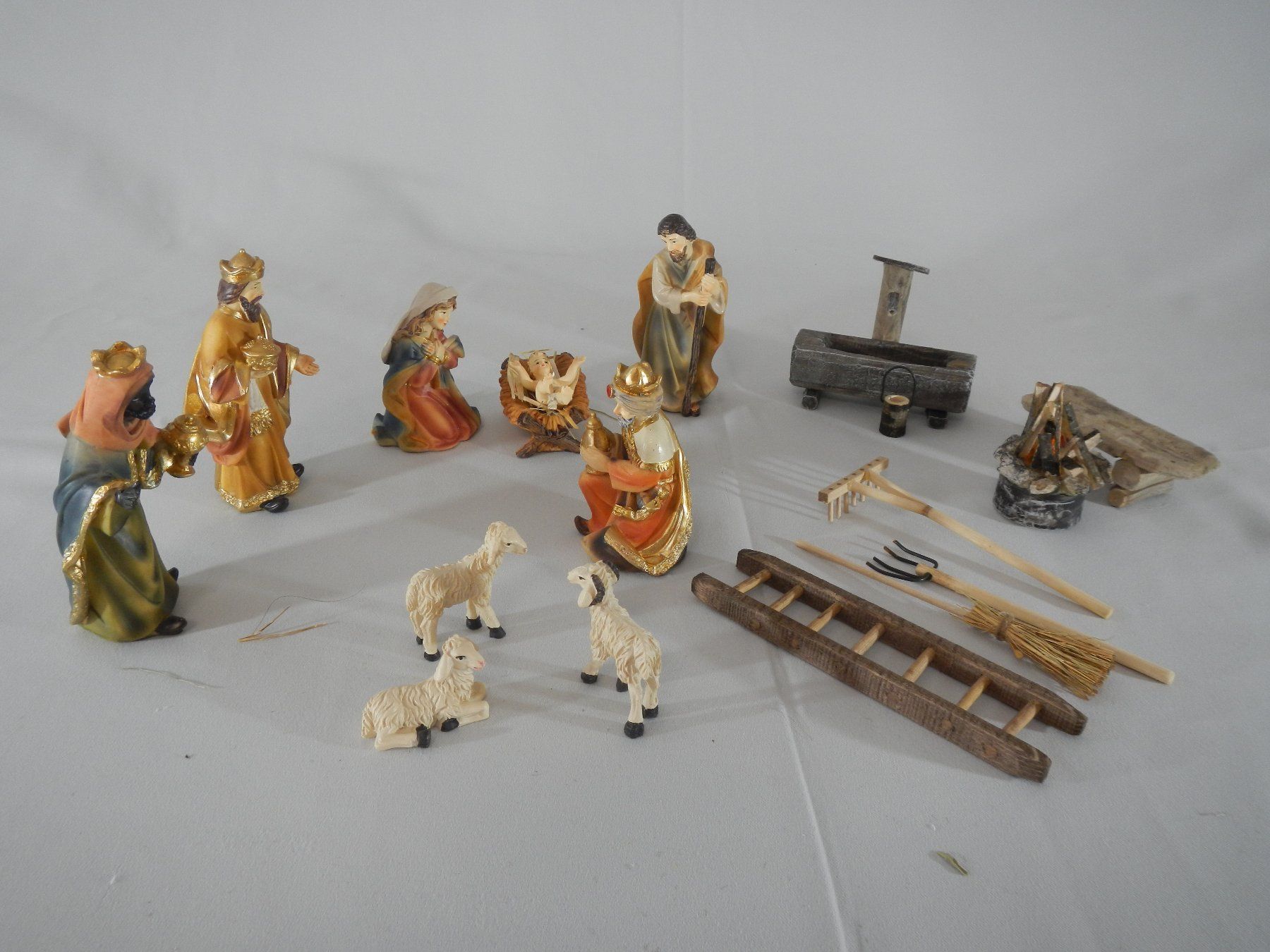 Sonstige Dekorationen & Accessoires: KRIPPENSTALL Handgefertigte Weihnachtskrippe mit Figuren 06 – Neu und originalverpackt aus Chur von  3