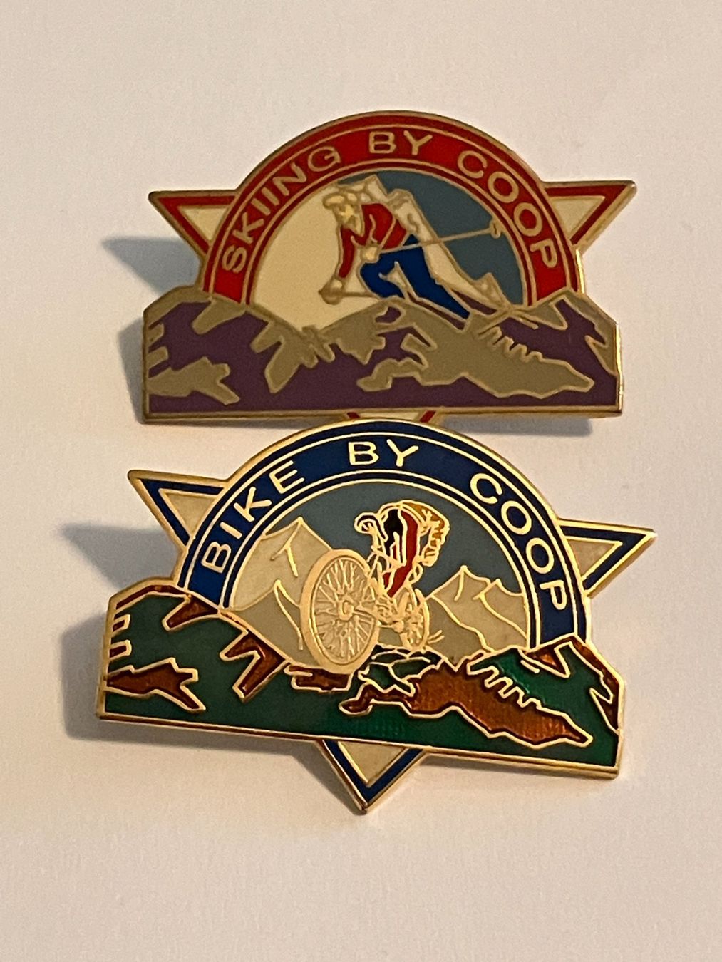 Plaquettes & Badges: 2 Pin Skiing / Bike by Coop – D'occasion à Basel par djwwpp