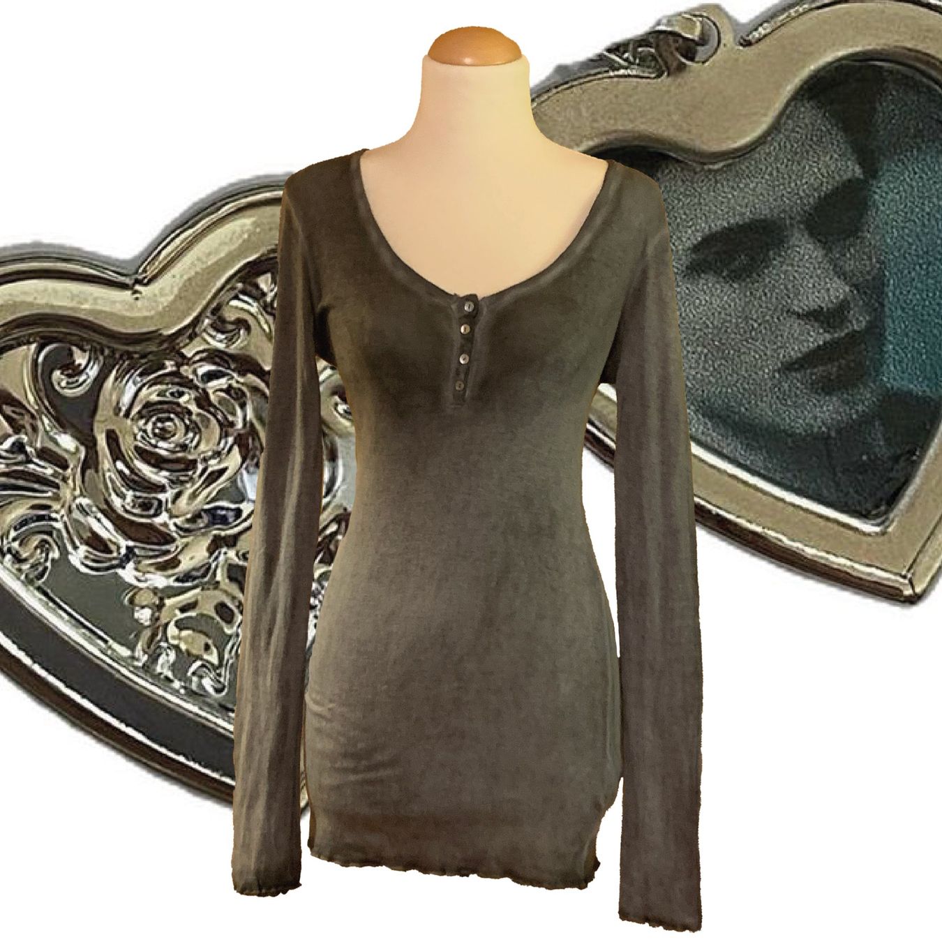 Top: Graues Henley-Shirt mit langen Ärmeln – Usato da Chalais venduto da Decoarts.art