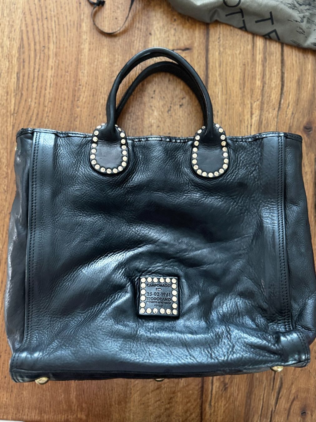 Campomaggi Borse: Schwarze Campomaggi Ledertasche mit Nieten – Usato da Muttenz venduto da einfach-schoen 1
