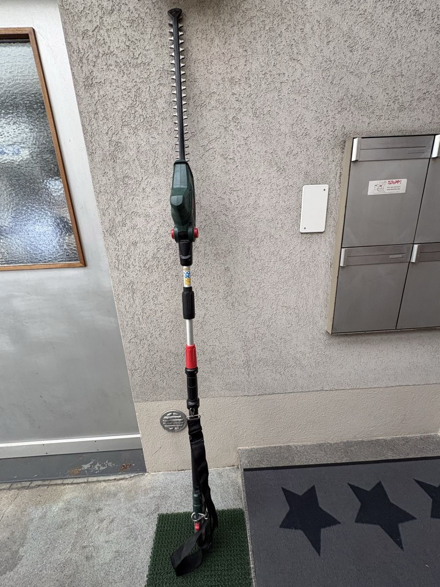 Bosch Tutti gli attrezzi: Bosch UniversalHedgePole 18 Heckenschere Teleskop gebraucht – Usato da Unterseen venduto da Gleisbauer 1