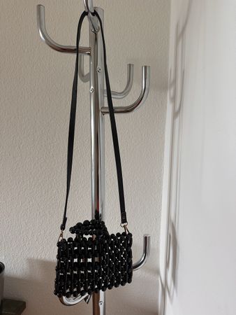 Kleine Handtasche mit Holzperlen