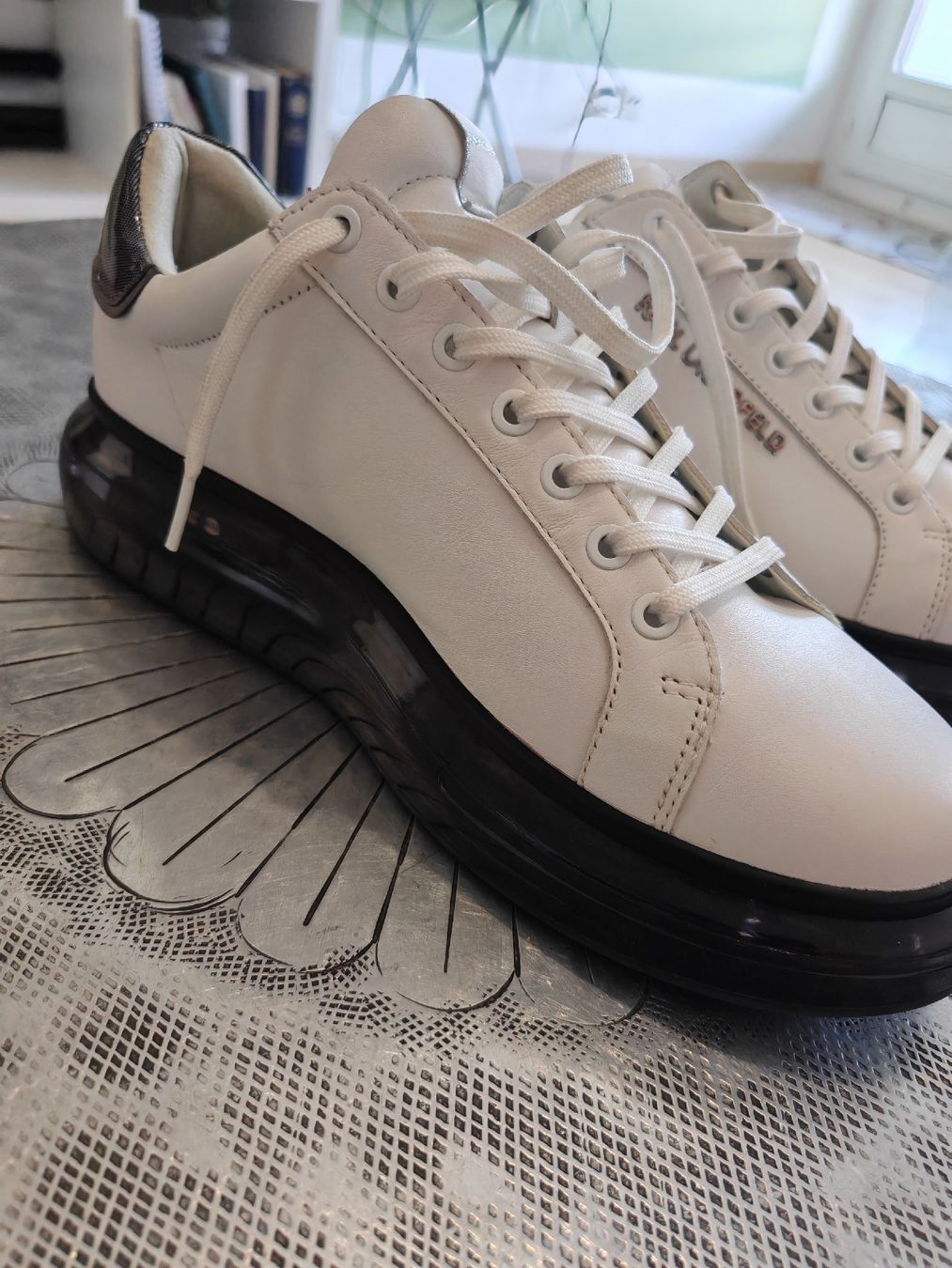 Herrenschuhe: Baskets Karl Lagerfeld blanches pointure 43 – Gebraucht aus Basel von ICI-CHEZ-NOUS 7