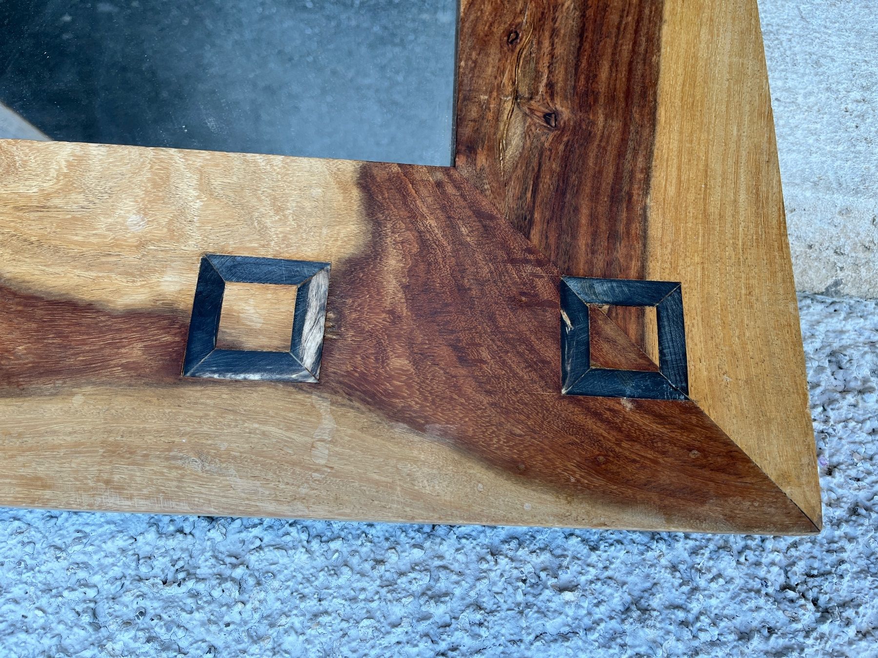 Miroirs: Holzspiegel mit dunklen Quadraten Unikat – D'occasion à Büren SO par level1414 1