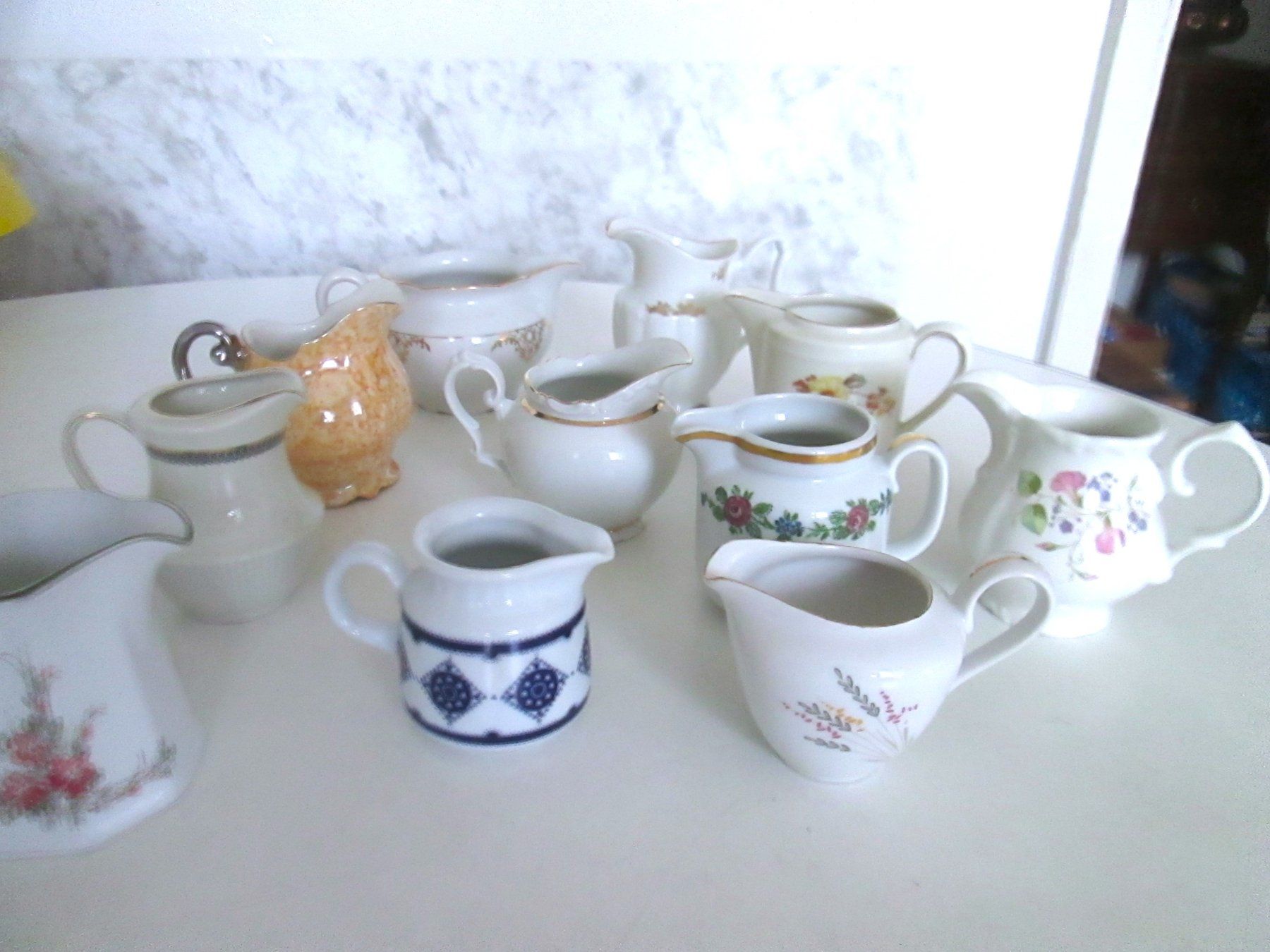 Caraffe: 11 Milchkännchen – Usato da Sementina venduto da babucia