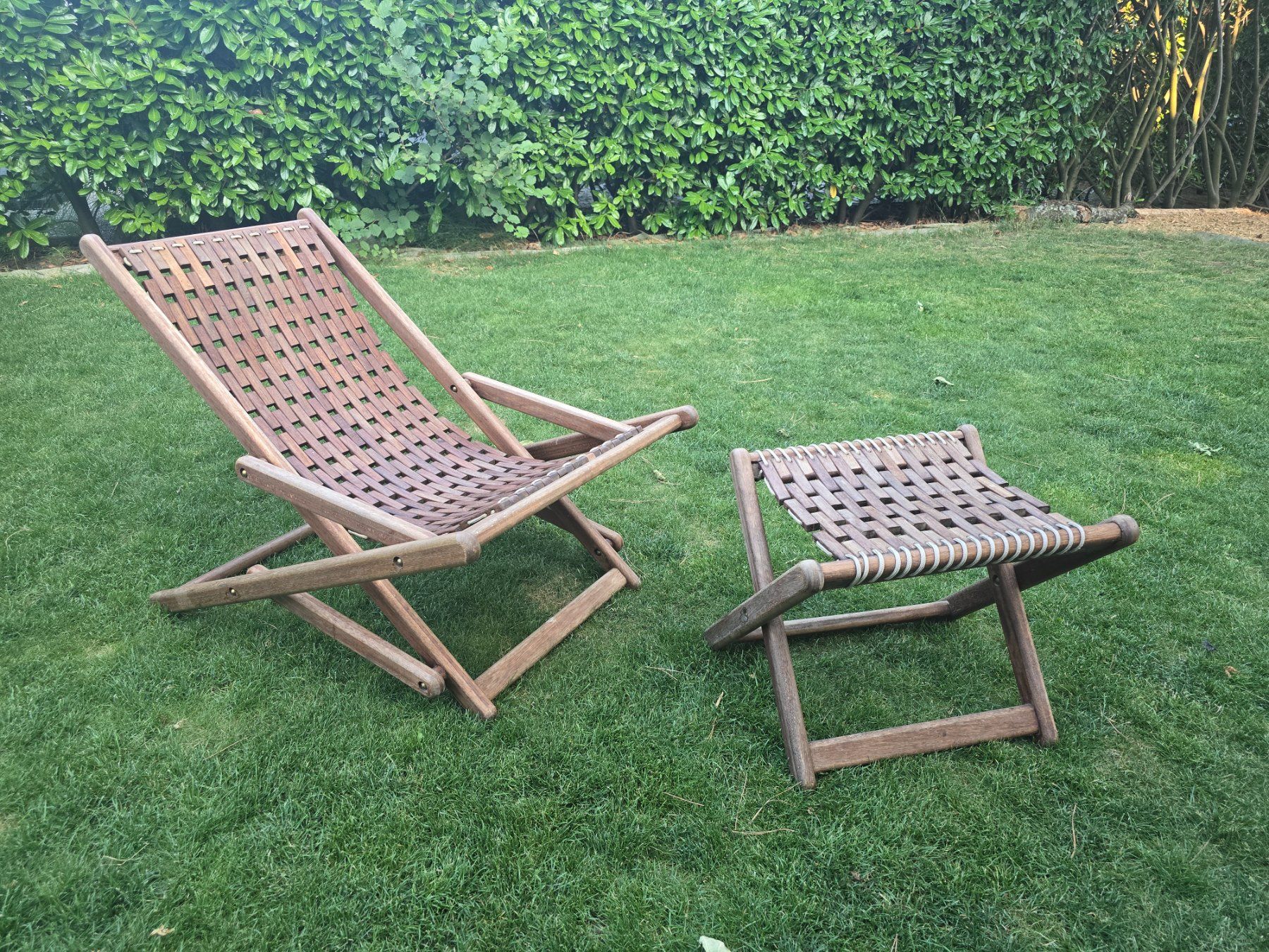 Chaises longues: Holzliegestuhl mit passendem Klapphocker – D'occasion à Meilen par Error33