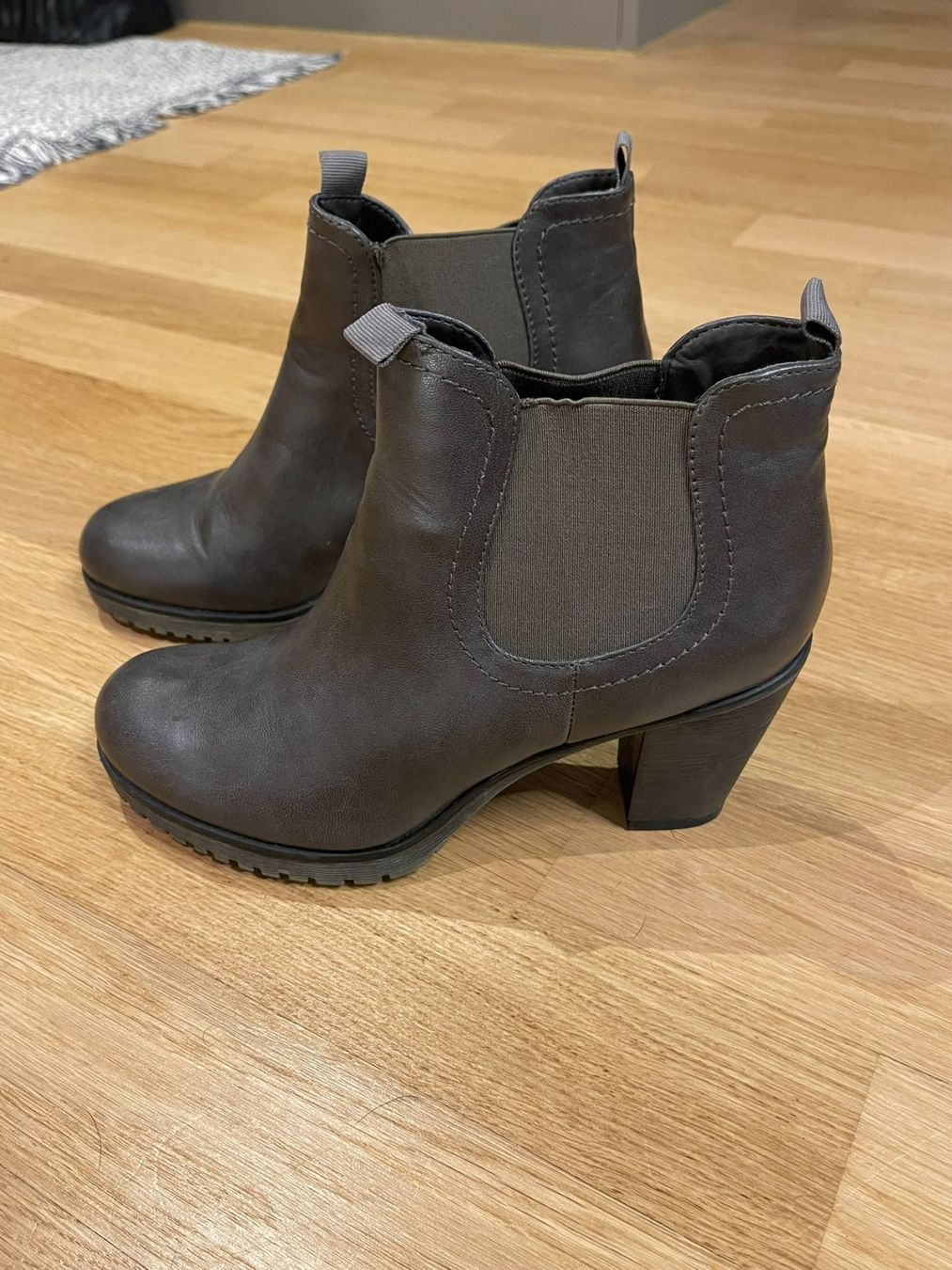 Scarpe da donna: Graue Stiefeletten mit Absatz, Grösse 37 – Usato da Rheineck venduto da FGeissler 1