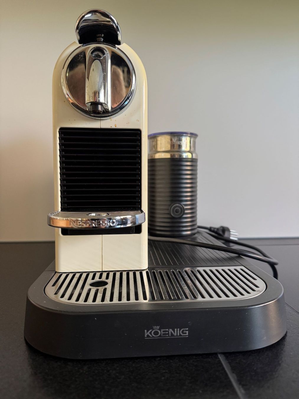 König Macchine per caffè & Macchine per espresso: Nesspressomaschine von König mit Milchschäumer – Usato da Rupperswil venduto da Vaxinabo