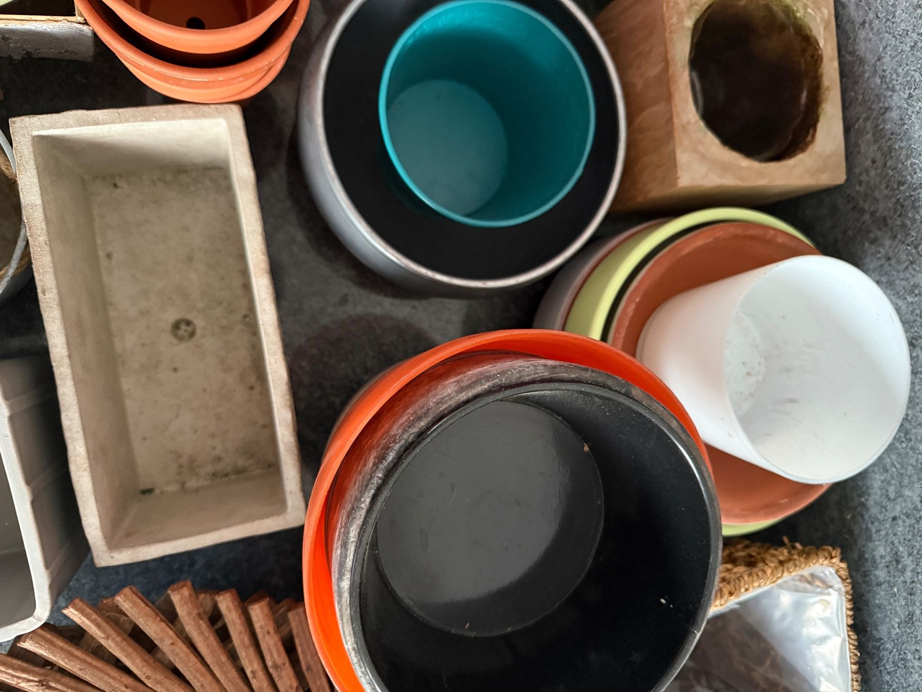 Vasi per fiori: Lot de cache pots diverse tailles+ material-approx.30 pièces – Usato da Veyrier venduto da Szurkemaci 4