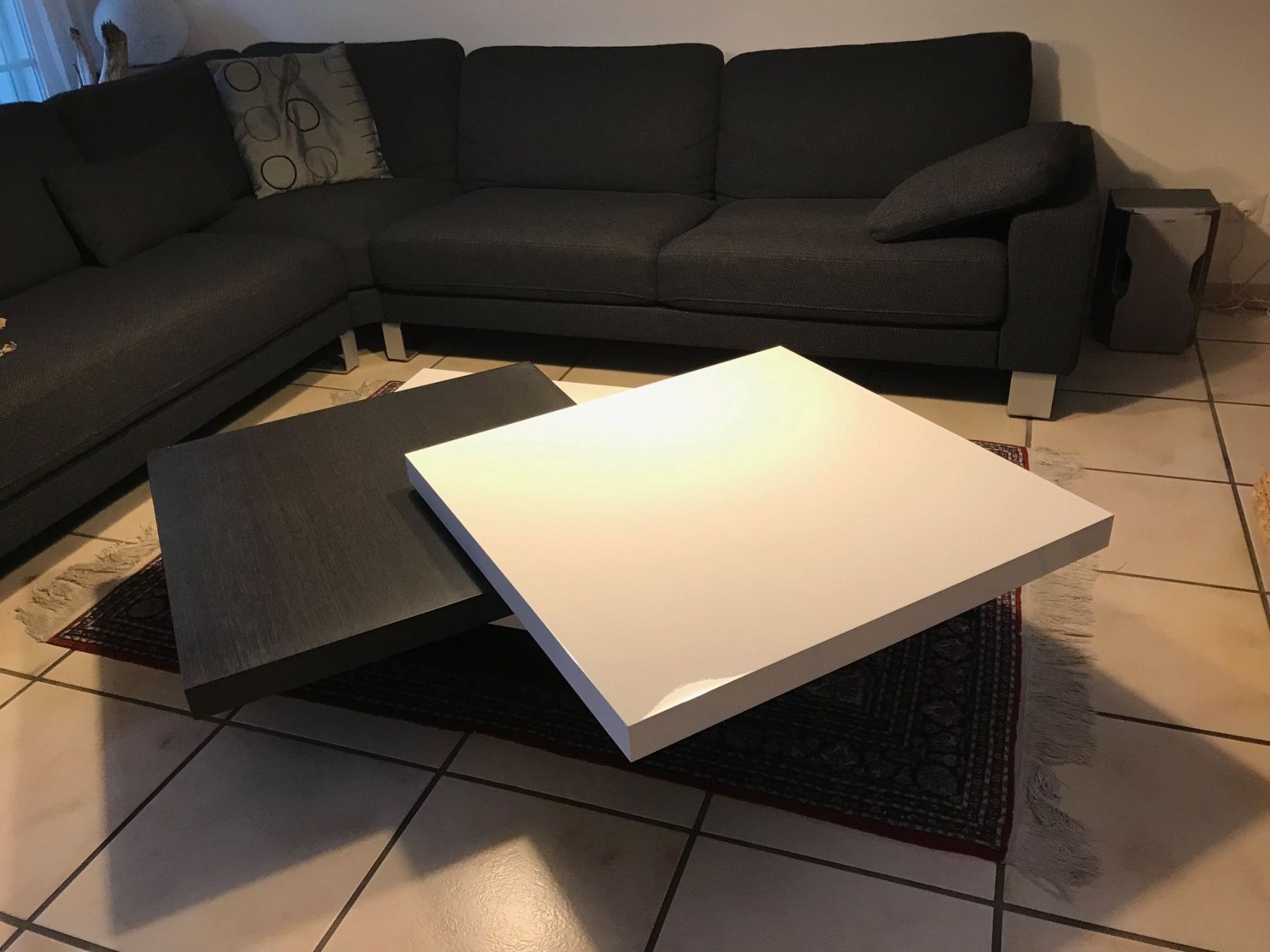 Ligne Roset Tische: Moderner Couchtisch, drehbar, weiss/anthrazit, Ligne Roset – Gebraucht aus Buchs AG von ikosanD 1