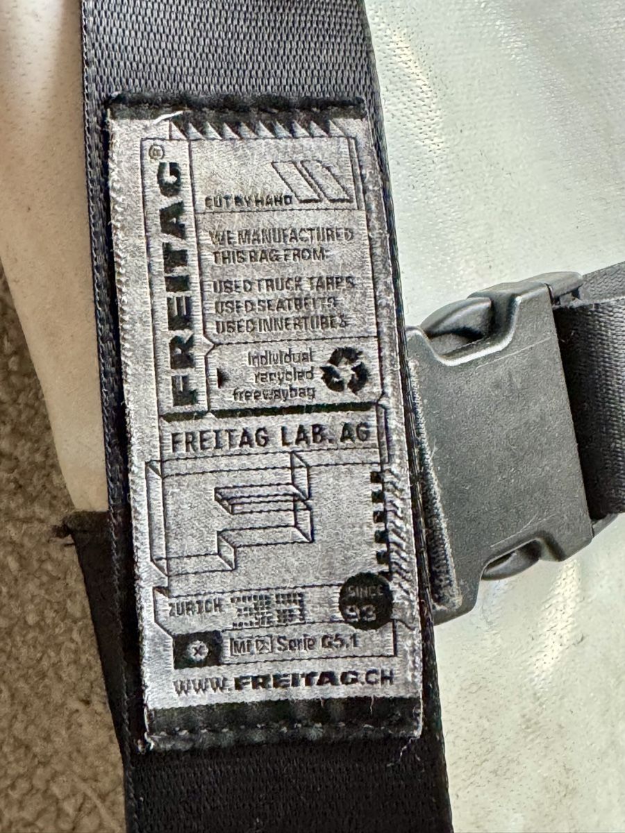 Freitag Borse: Sac Freitag noir/blanc taille moyenne – Usato da Lausanne venduto da huggylesbonstuyaux01 3