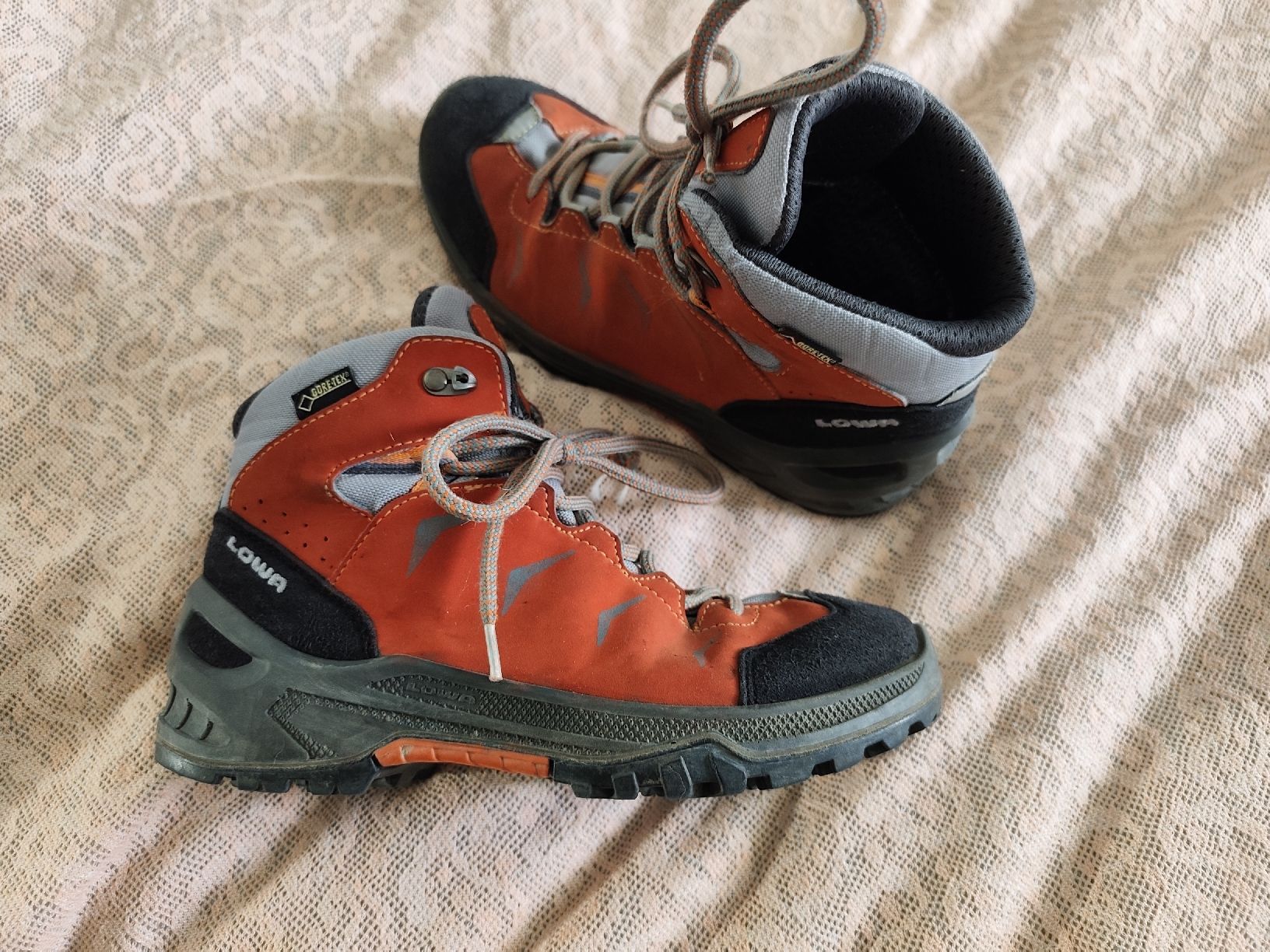 Lowa Scarpe da uomo: Lowa Wanderschuhe gr. 35 – Usato da Muttenz venduto da Hermesvonthan