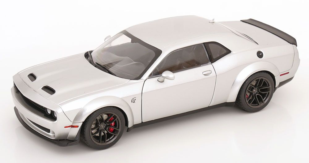 Dodge Modellini d'auto: DODGE CHALLENGER SRT HELLCAT WIDEBODY 2023 SILBER 1:18 SOLID – Nuovo e nell'imballaggio originale da Suhr venduto da Moebelsiralfred
