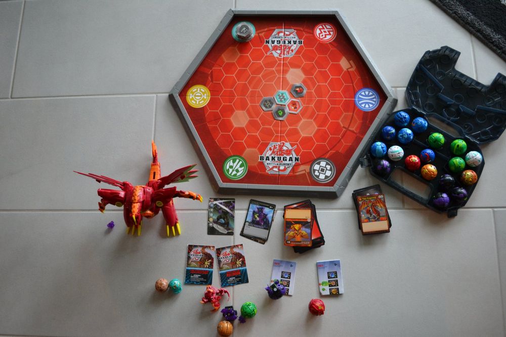 BAKUGAN 3.0 – Coffret D’entraînement Avec Obstacle, 1 Bakugan Personnalisable, Connecteur Et 2 Cartes – Modèle Aléatoire – Dès 6 Ans