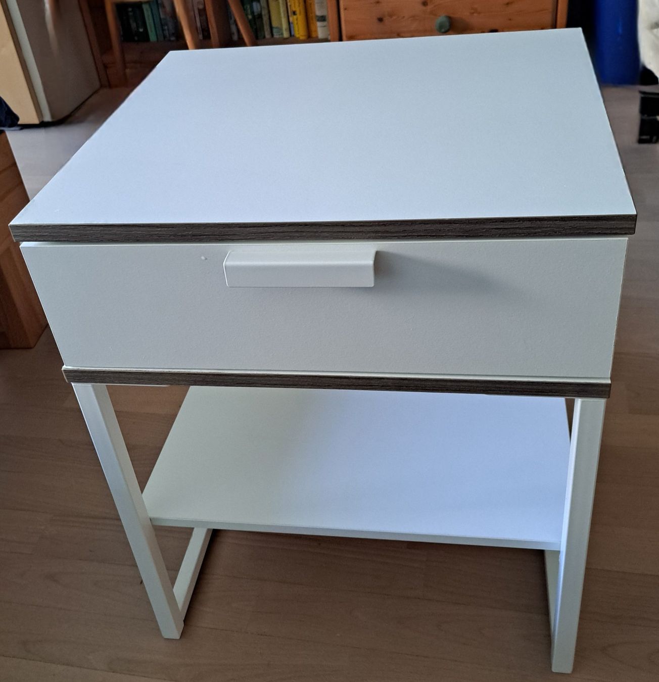Ikea Nachttische: Eleganter weisser Nachttisch mit Schublade – Gebraucht aus Pfäffikon ZH von ser_yd5m