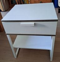 Eleganter weisser Nachttisch mit Schublade