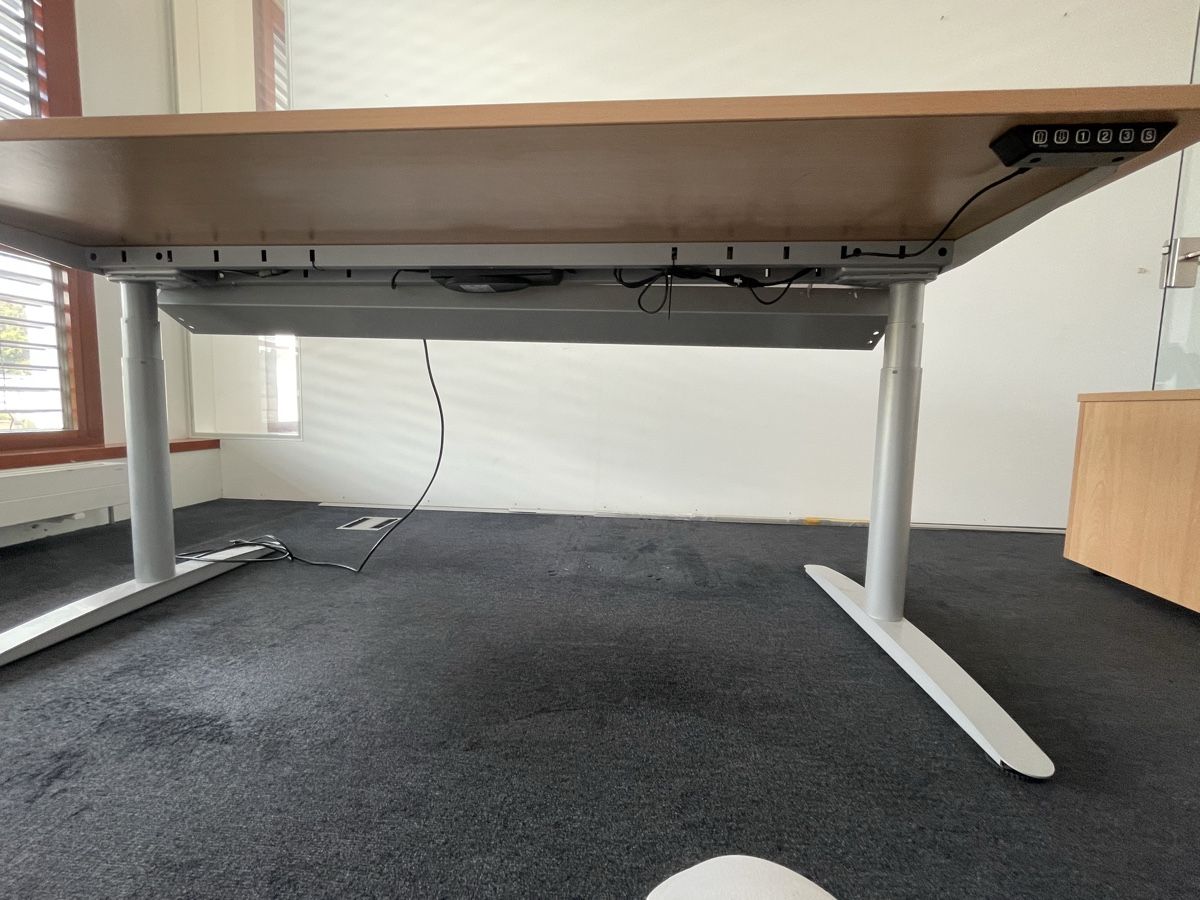 Scrivanie: Bürotisch höhenverstellbar Bucheoptik – Usato da Liestal venduto da RaFlo2207 4