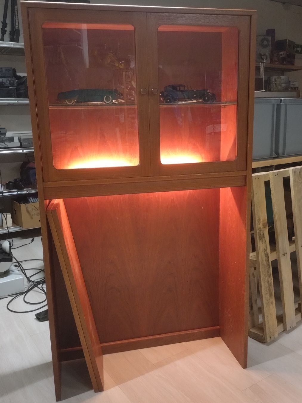 Vitrinen: Vitrine en bois avec éclairage intégré - Ancienne vrai bois – Gebraucht aus Farvagny-le-Grand von LaCaverne