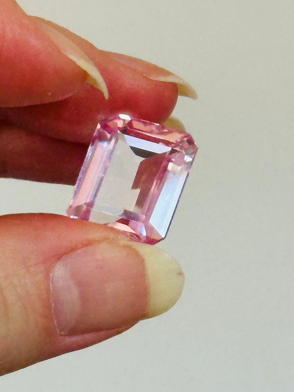 Edelsteine: 22.45 Ct Pink  Emerald Cut Dazzling Certified – Neu und originalverpackt aus Genève von AWWA 4