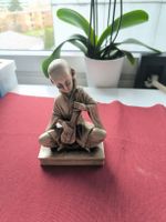 Antike Figur, sitzender Mann mit Instrument