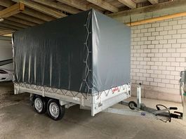 Transport Anhänger mit Blache