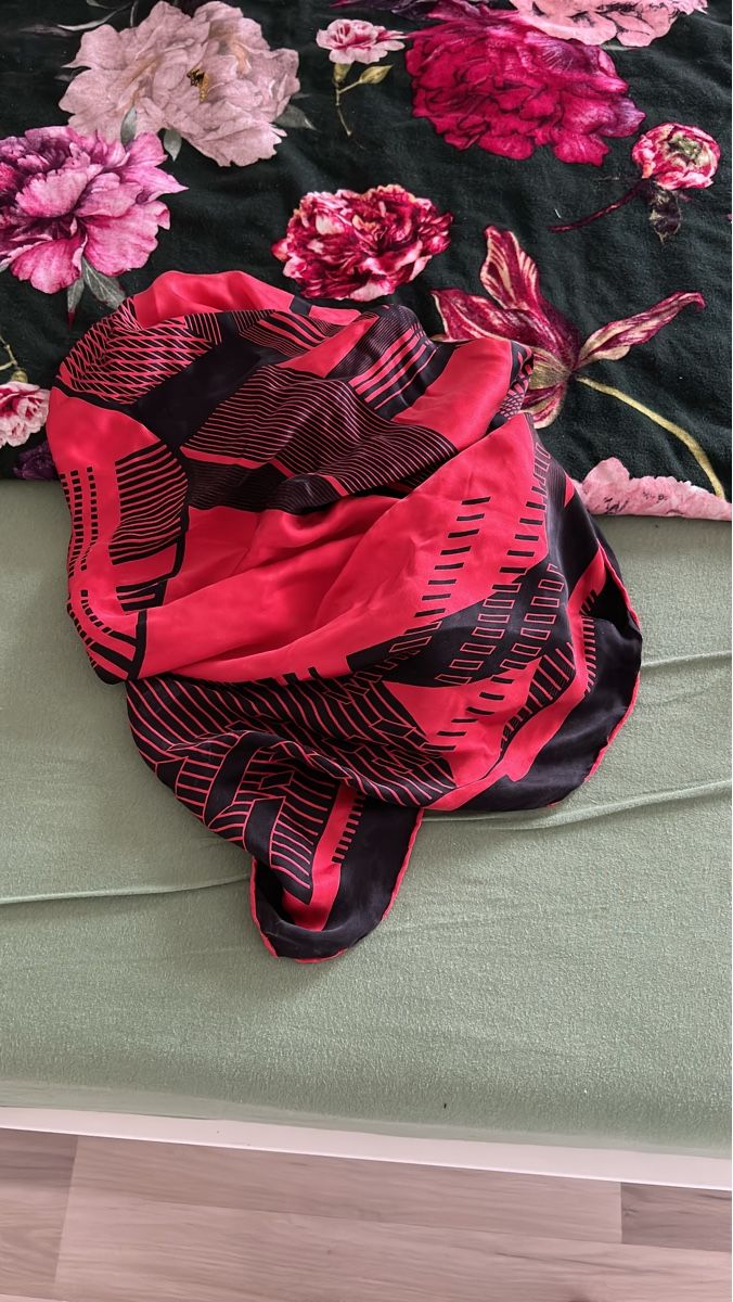Foulard & Sciarpe: Stylisches Seidentuch Rot Schwarz Grafikmuster – Usato da Siebnen venduto da schnell05