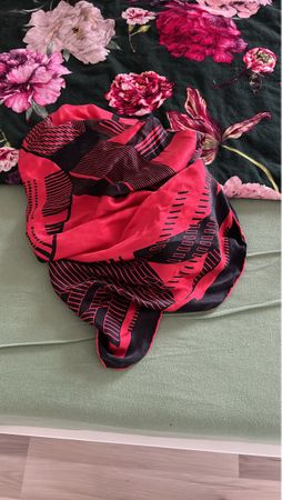 Stylisches Seidentuch Rot Schwarz Grafikmuster