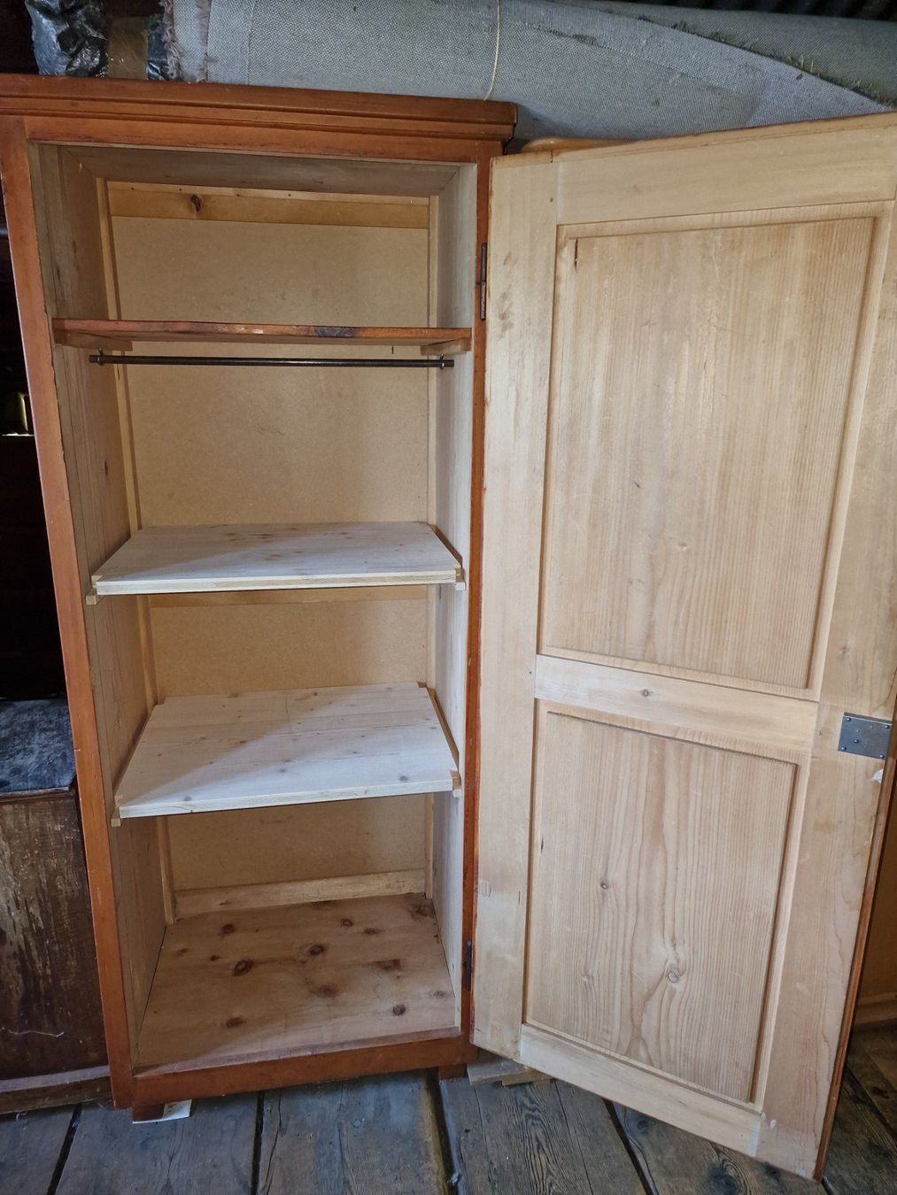 Armadi: Antiker Holz-Schrank – Usato da Flüelen venduto da novena 2