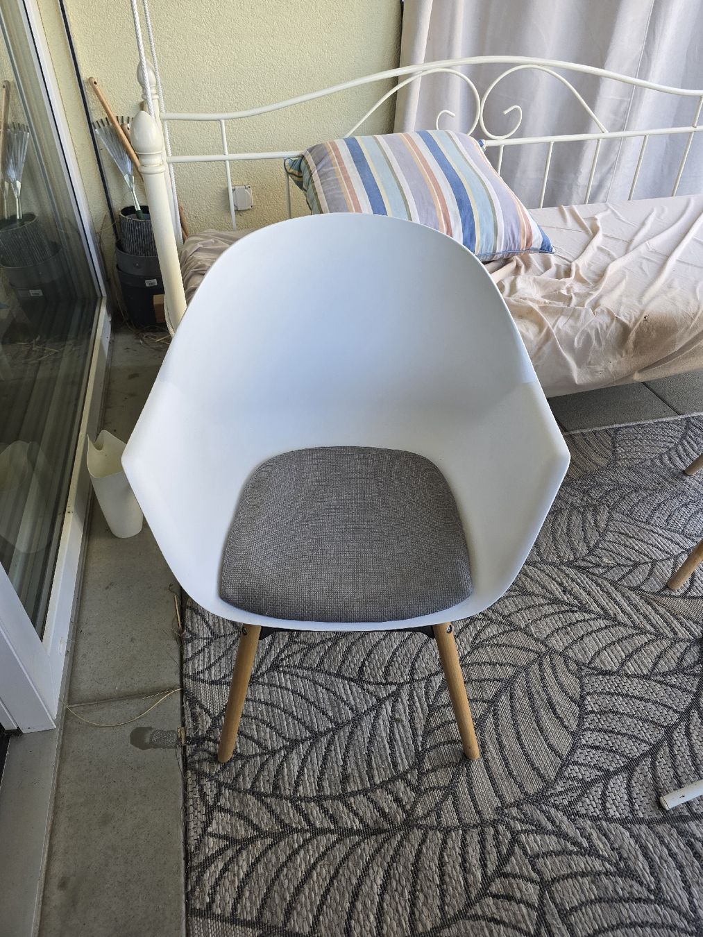 Set di tavolo e panche: Gartentisch rund weiss mit 4 Stühlen weiss  – Usato da Rorschach venduto da TimelessTrading 1