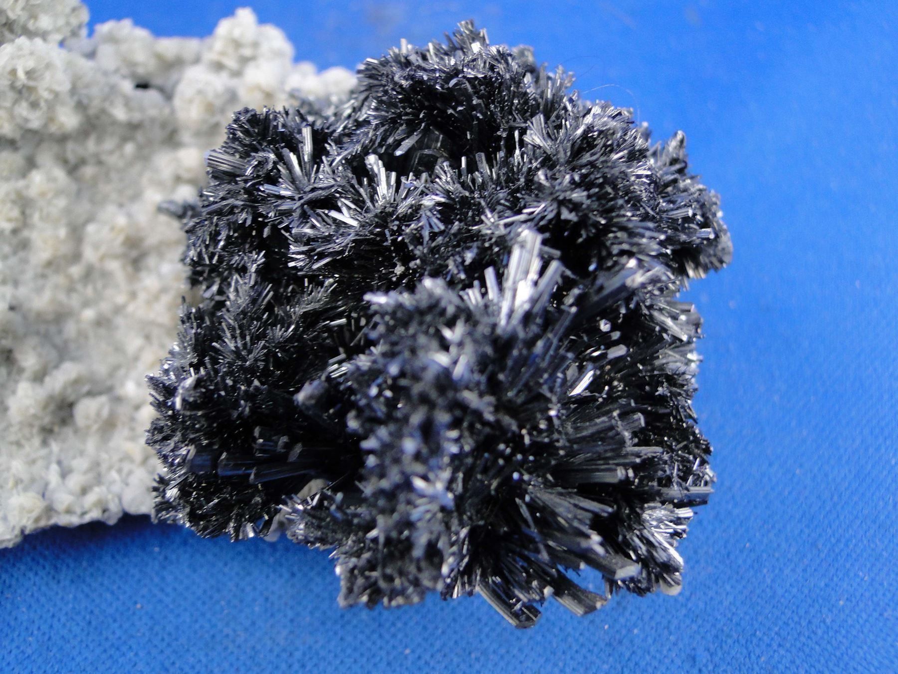 Minerali & Pietre curative: Stibnit auf Calcit – Usato da Schinznach Bad venduto da Demerald 5