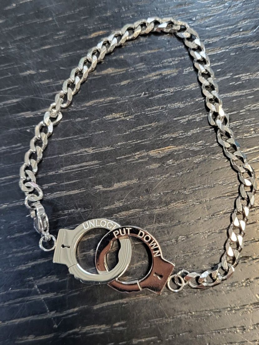 Bracciali & Braccialetti: Cooles Armband mit Handschellen-Anhänger – Nuovo e nell'imballaggio originale da Figino venduto da MabaStore24