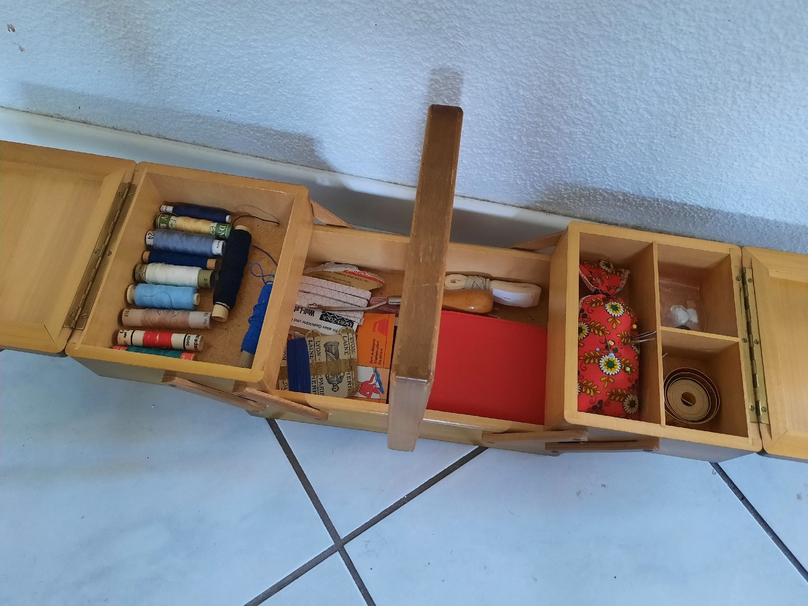 Altro in Bricolage: Ancienne BOÎTE À COUTURE, avec son CONTENU – Usato da Le Locle venduto da marylise01 1