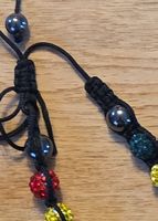Bracelet perles multicolores, état acceptable