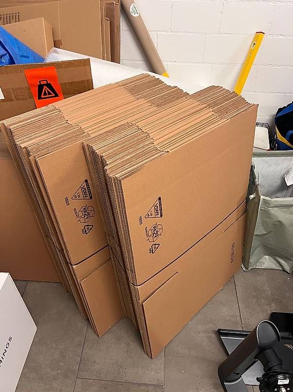 Kartons: Umzugskartons – Neu und originalverpackt aus Siebnen von dia_672h 1