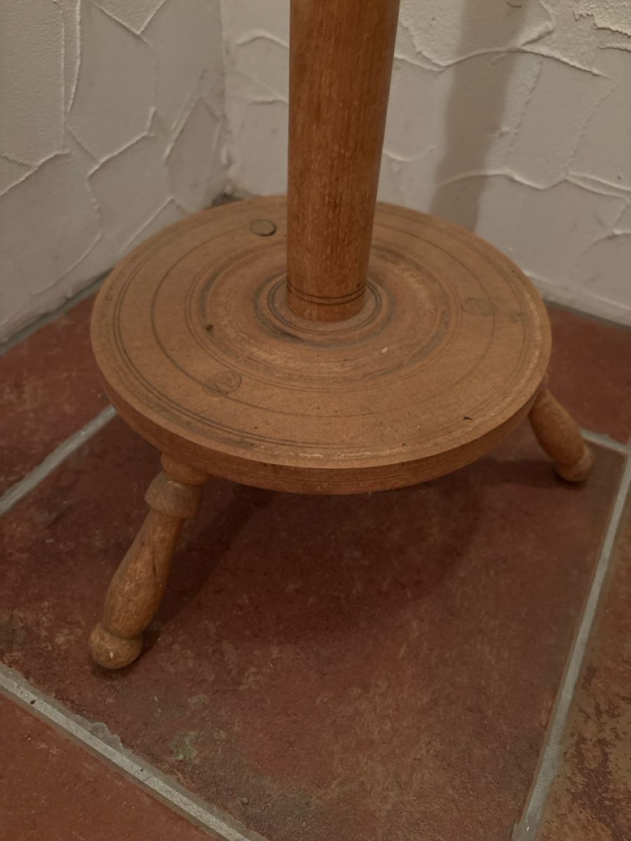 Cerchi da ricamo: Alter Stickrahmen mit Ständerfuss – Usato da Waldstatt venduto da Imaginary 2