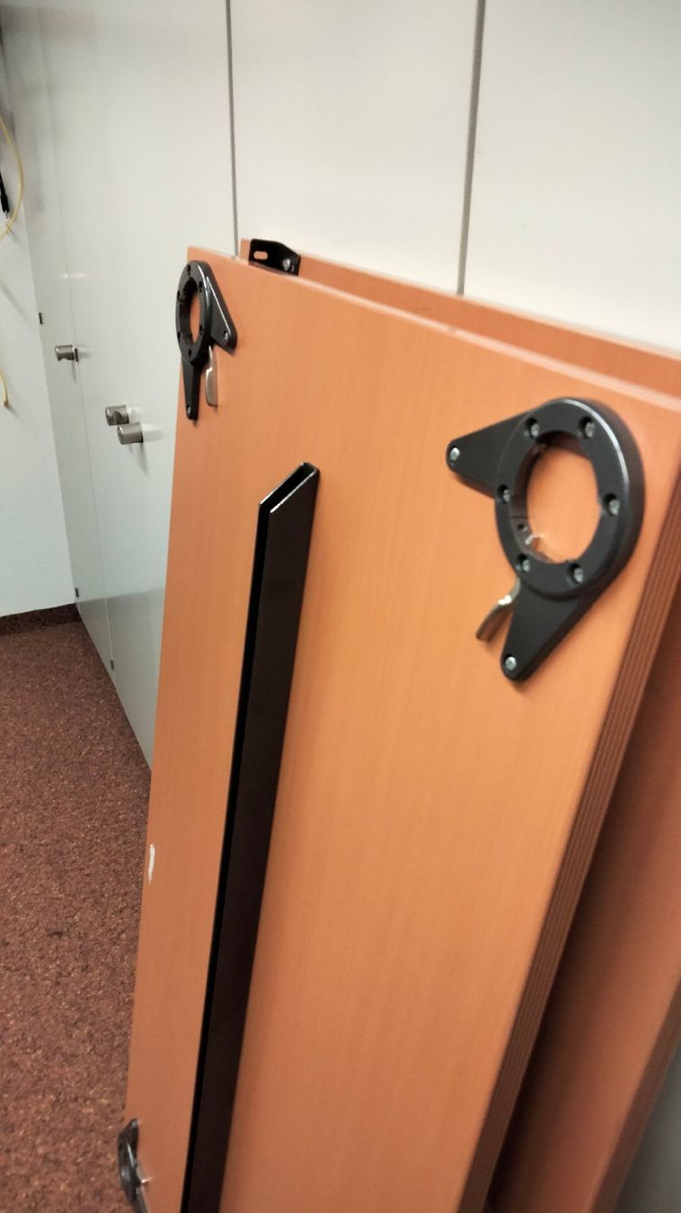Tische: Tisch mit leicht Abmontierbare Beine – Gebraucht aus Brüttisellen von VideoGang 1