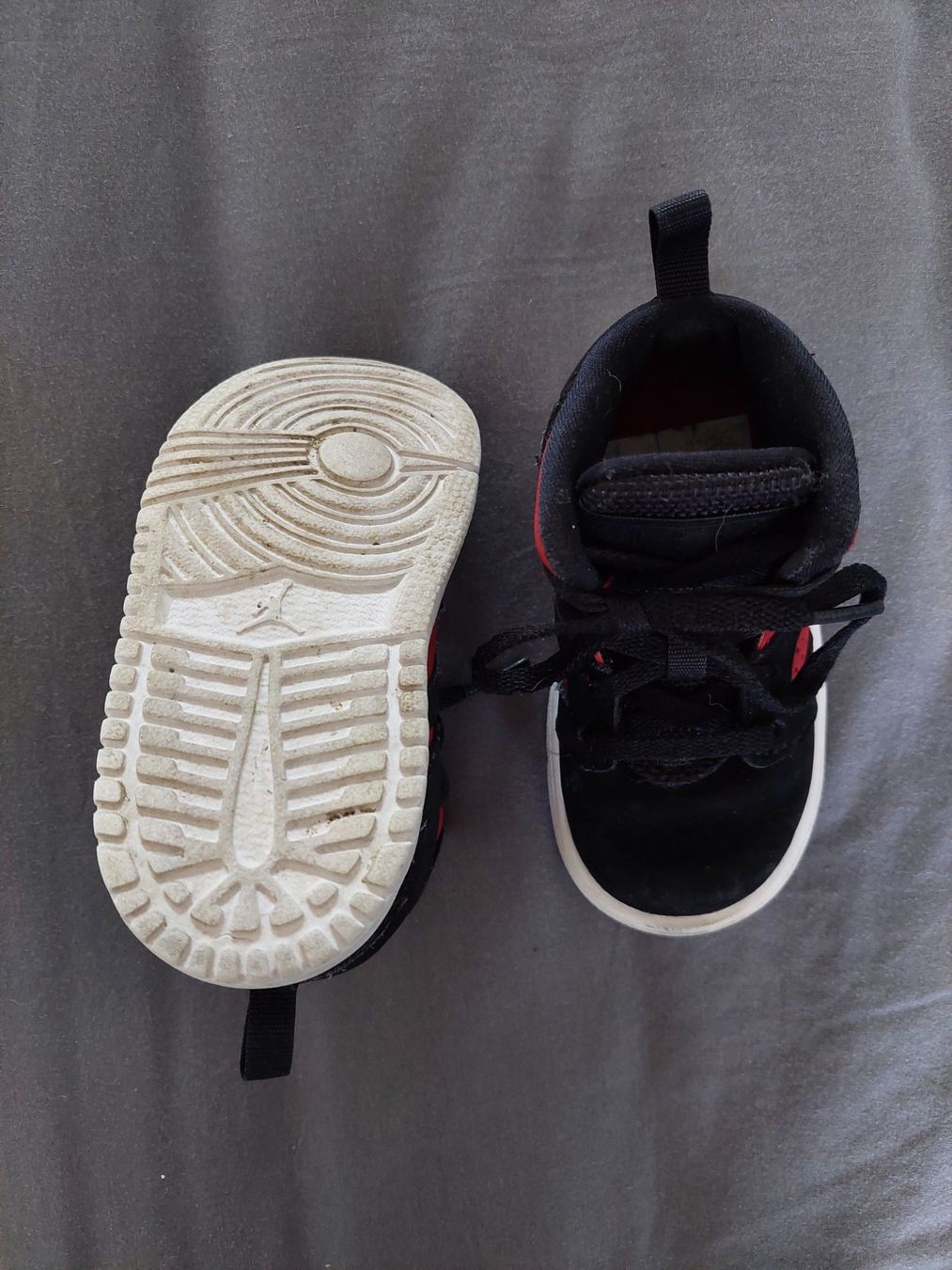 Jordan Scarpe per ragazzi: SCHWARZ/ROTE JORDAN TURNSCHUHE GR. 22 – Usato da Münchenstein venduto da Strupfi 1