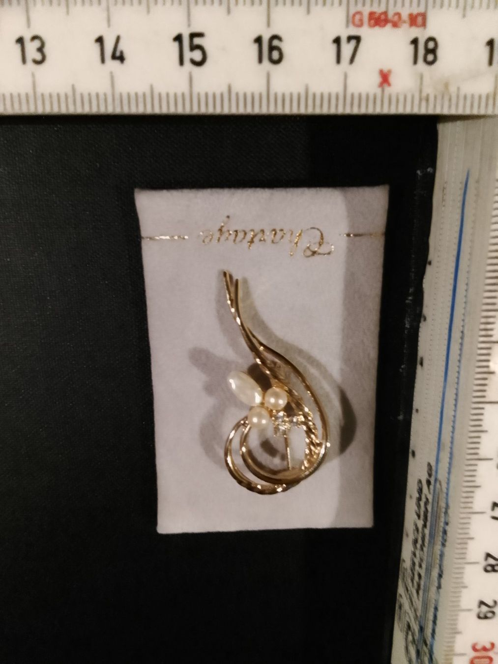 Spille & Fermagli: Wunderschöne elegante Brosche mit Süsswasserperlen – Nuovo e nell'imballaggio originale da Pfäffikon ZH venduto da Emporos_42 1